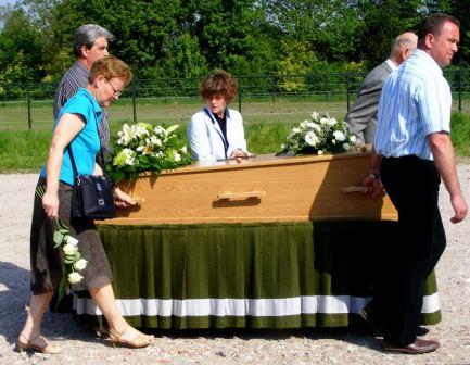 familie en vrienden begeleiden Jos naar zijn laatste rustplaats